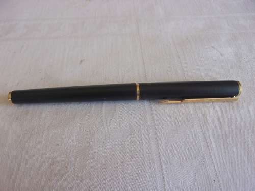 Vintage Parker Arrow black fountain, rollerball pen & pencil set with gold plated trim