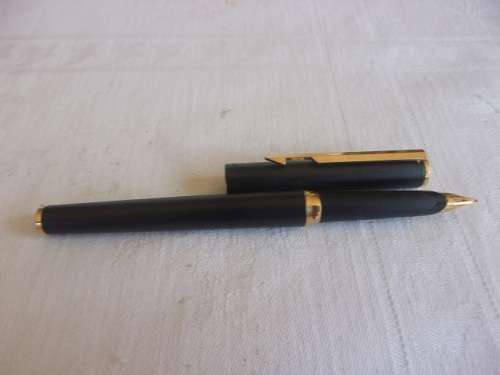Vintage Parker Arrow black fountain, rollerball pen & pencil set with gold plated trim