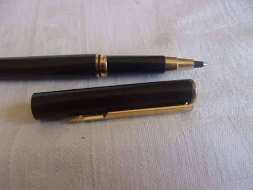 Vintage Parker Arrow black fountain, rollerball pen & pencil set with gold plated trim