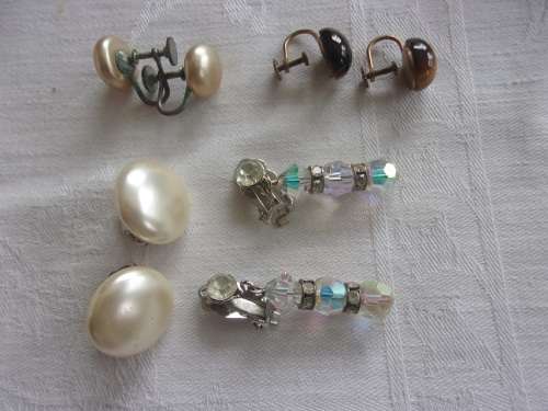 Large lot of vintage costume jewellery in a jewellery box