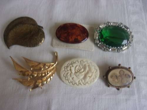 Large lot of vintage costume jewellery in a jewellery box