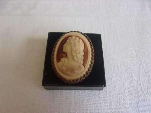 Lot of 4 antique/ vintage cameos and 1 micro mosaic for 1 bid