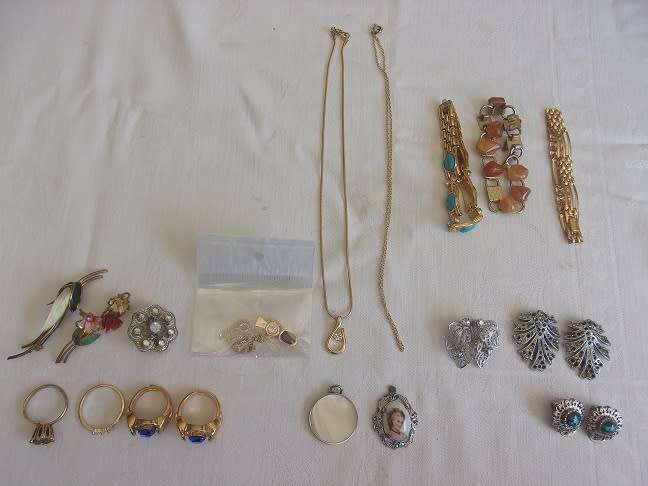 Lot of vintage costume jewellery in a jewellery box