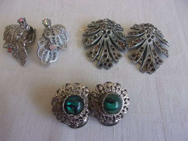 Lot of vintage costume jewellery in a jewellery box
