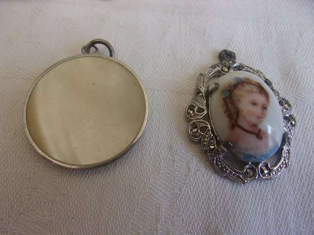 Lot of vintage costume jewellery in a jewellery box