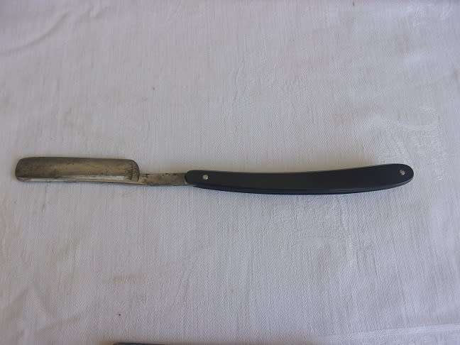 Collection of 5 antique/ vintage straight (cut throat) razors for 1 bid