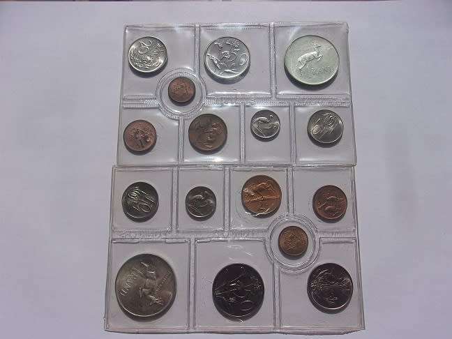 1975/ 76 SA mint packs with silver R1 - 1 bid for both