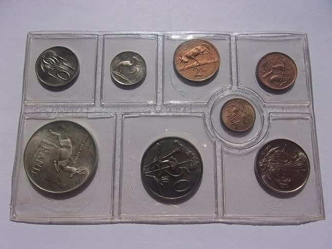 1975/ 76 SA mint packs with silver R1 - 1 bid for both