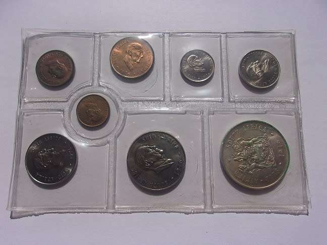 1975/ 76 SA mint packs with silver R1 - 1 bid for both
