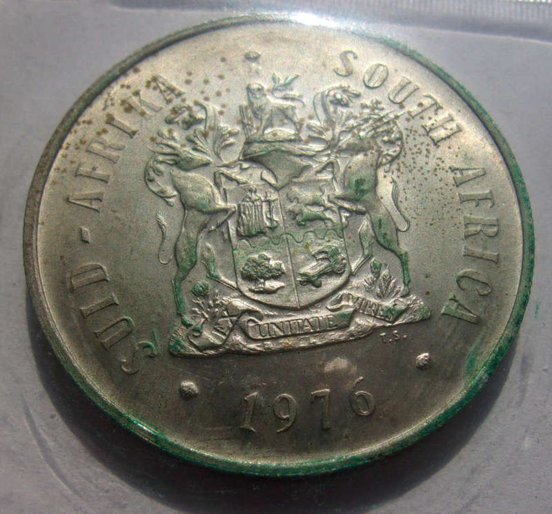 1975/ 76 SA mint packs with silver R1 - 1 bid for both