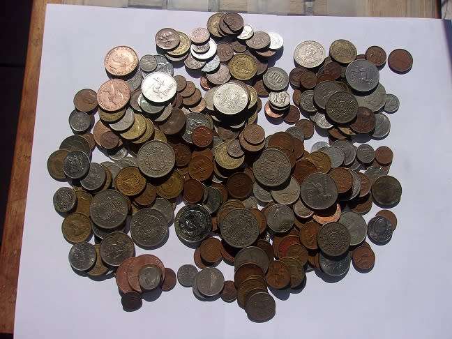 1,3 kilogram lot of world coins for 1 bid