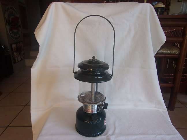 Vintage Coleman Model 214A700 pressure lantern