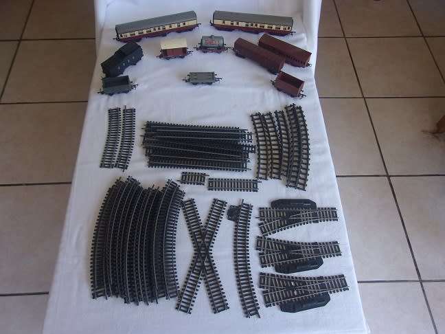 Large lot of HO/ OO gauge model railway accessories for 1 bid