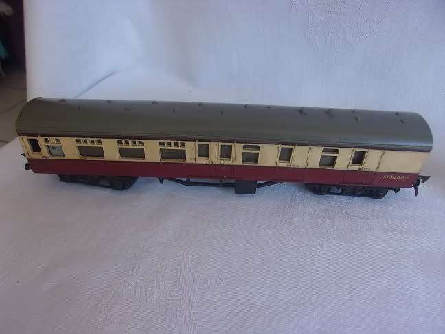Large lot of HO/ OO gauge model railway accessories for 1 bid