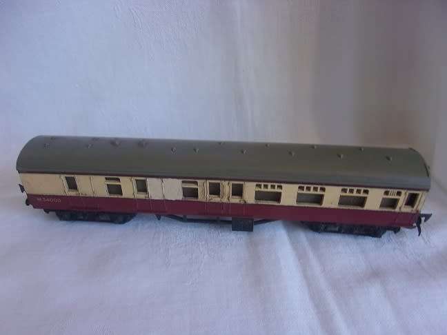 Large lot of HO/ OO gauge model railway accessories for 1 bid