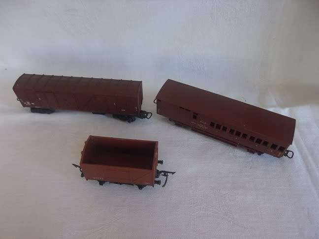 Large lot of HO/ OO gauge model railway accessories for 1 bid