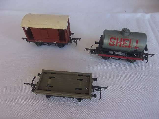 Large lot of HO/ OO gauge model railway accessories for 1 bid