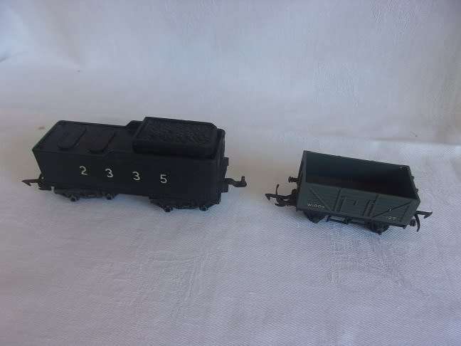 Large lot of HO/ OO gauge model railway accessories for 1 bid