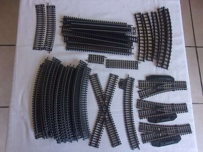 Large lot of HO/ OO gauge model railway accessories for 1 bid