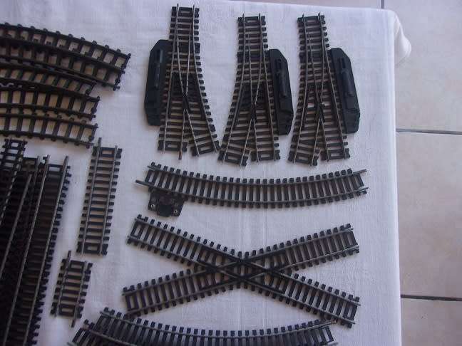 Large lot of HO/ OO gauge model railway accessories for 1 bid