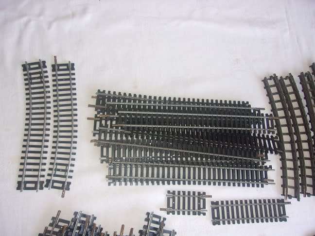 Large lot of HO/ OO gauge model railway accessories for 1 bid