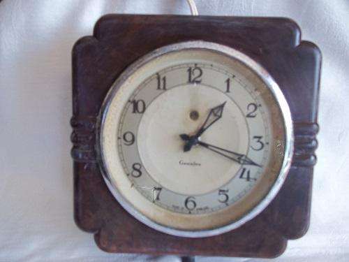 Lovely Genalex Art Deco electronic bakelite wall clock