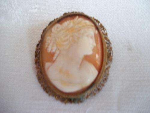 Beautiful vintage hand carved shell Cameo brooch
