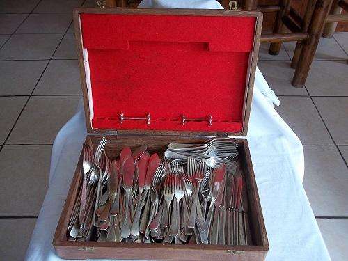 Lot of silver plated cutlery (150 pieces) in a lovely old wooden cutlery box