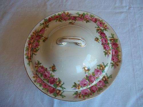 Vintage Royal Doulton Roses & Wattle lidded vegetable tureen (2).