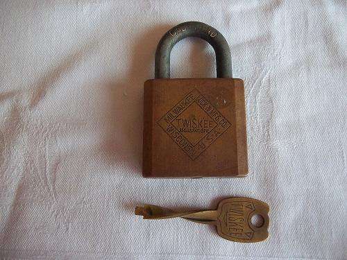 Wow!!! Rare unusual vintage Twiskee brass padlock - USA