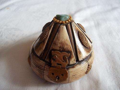 Vintage horn trinket box with brass fittings