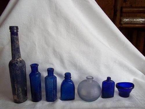 Lot of 5 antique cobalt blue bottles, a lilac bottle and a cobalt blue eye bath