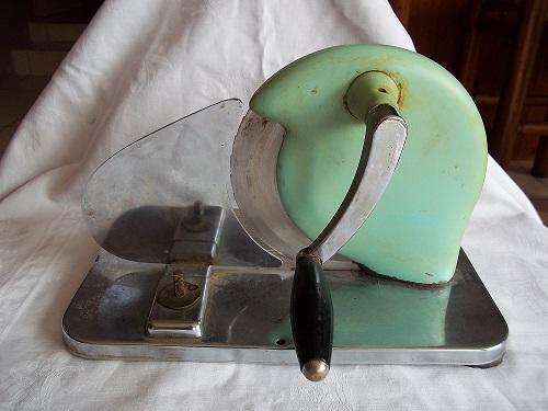 Vintage Pineware bread slicer