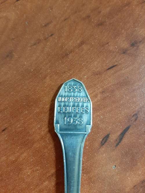 STUNNING VOORTREKKER 1938 GEDENK  TEA SPOONS AND SUGER SPOON IN ORIGINAL BOX HIGH QUALITY SP