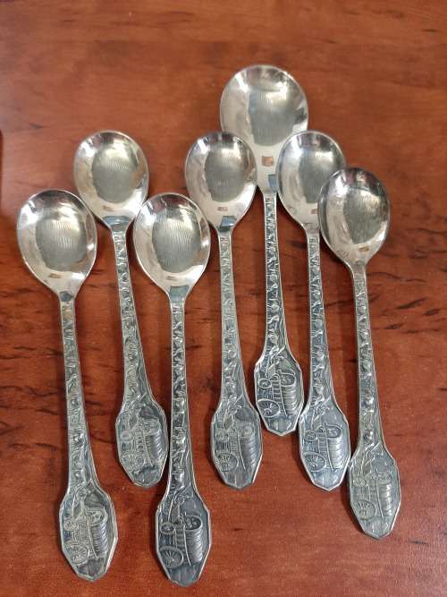 STUNNING VOORTREKKER 1938 GEDENK  TEA SPOONS AND SUGER SPOON IN ORIGINAL BOX HIGH QUALITY SP