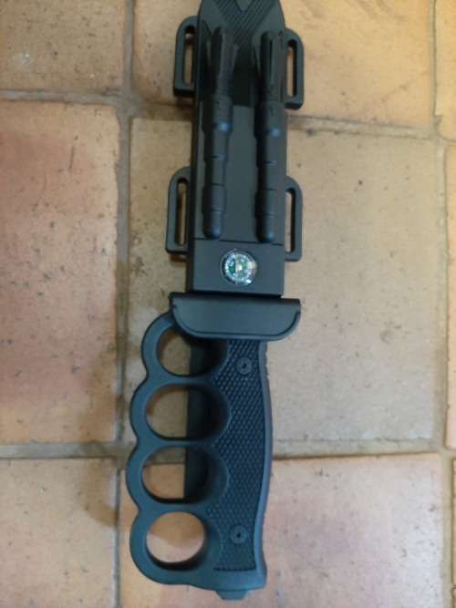 LARGE BLACK  SURVIVAL KNIFE   FLINT and COMPASS