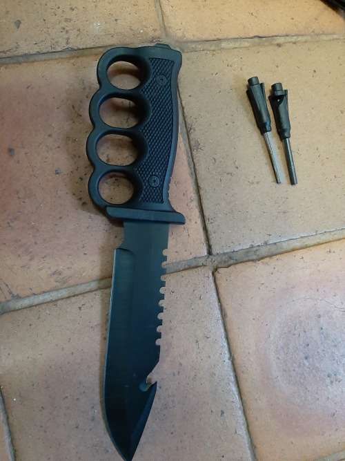 LARGE BLACK  SURVIVAL KNIFE   FLINT and COMPASS