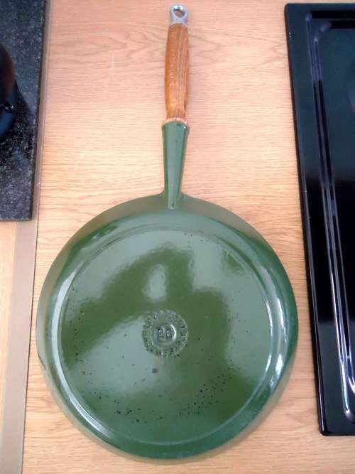 VINTAGE CAST IRON ''LE CREUSET'' FRYINGPAN 26 CM GOOD USED CONDITION