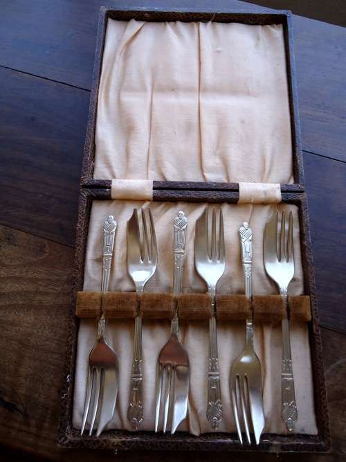 COLLECTABLE BOXED SET OF SIX SILVERPLATE APOSTEL  CAKE FORKS IN GREAT CONDITION,VERY COLLECTABLE!!