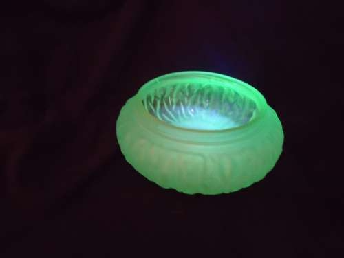 ART DECO VASELINE/ URANIUM GLASS DRESSINGTABLE DISH IN GREAT CONDITION
