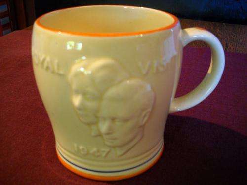 1947 CROWN DEVON COMMEMORATIVE MUG ''ROYAL VISIT SOUTH AFRICA'' IN EXCELLENT CONDITION