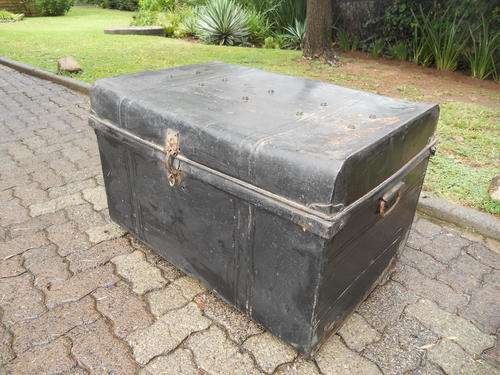 LOVELY LARGE VINTAGE METAL TRUNK.SEE OTHER PICS.NO RESERVE!!!
