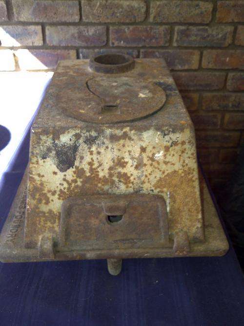 LOVELY OLD CAST IRON STOVE FROM PRETORIA.SEE OTHER PICS.NO RESERVE!!!