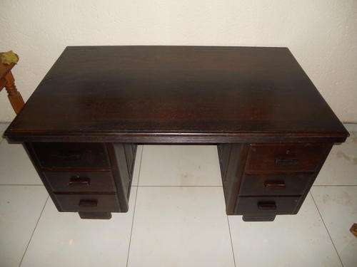 Lovely vintage partridge wood (patryshout) kneehole desk.No reserve!!!