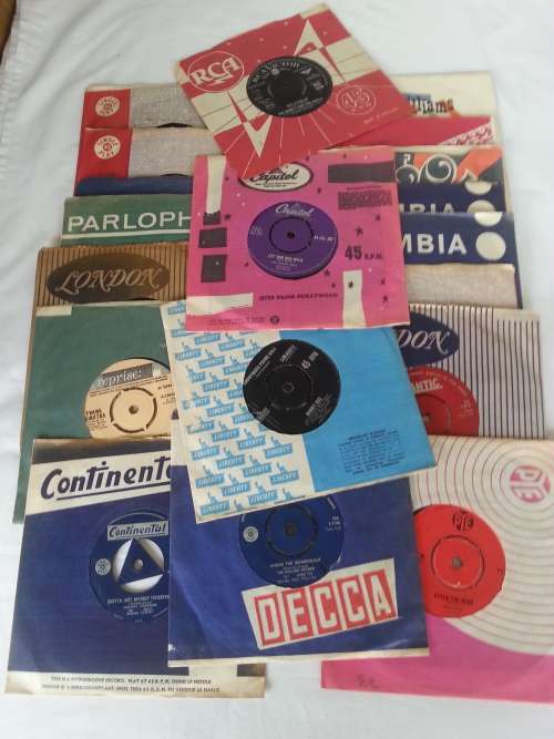ASSORTMENT OF 17 SEVEN SINGLES