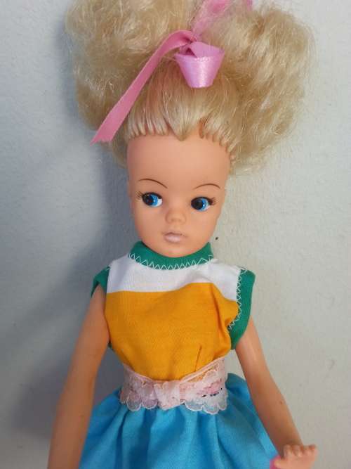 VINTAGE SINDY DOLL - 1979 2 GEN 1077