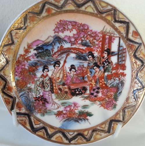 3 X SMALL DECORATIVE IMARI PLATES
