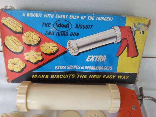 VINTAGE BOXED BISCUIT AND ICING GUN