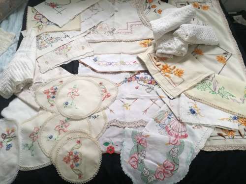 HUGE ASSORTMENT OF VINTAGE LINEN - 2 X TABLECLOTHS/25 TRAY MATS/ CROCHET ETC