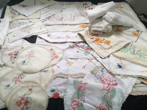 HUGE ASSORTMENT OF VINTAGE LINEN - 2 X TABLECLOTHS/25 TRAY MATS/ CROCHET ETC